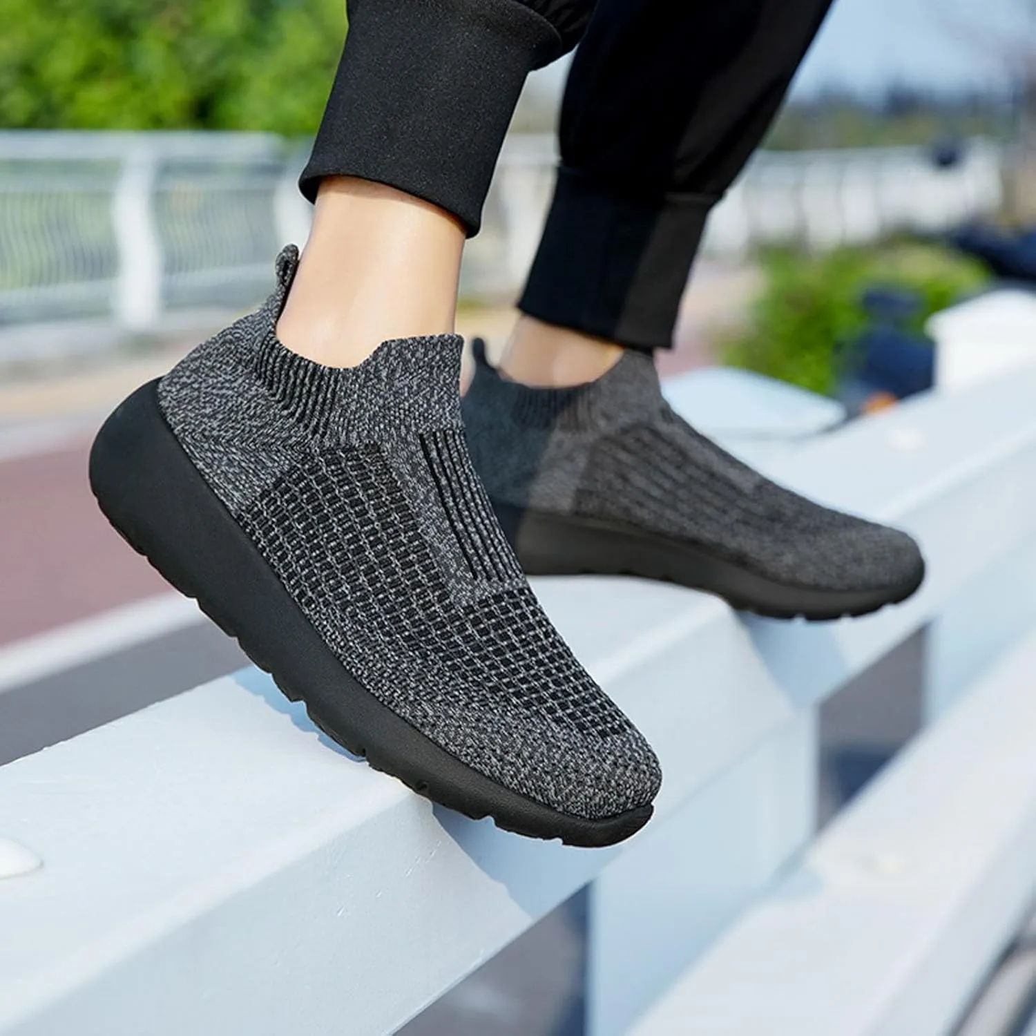 Men's Lightweight Non Slip Barefoot Shoes Lightweight Breathable Slip On Running Shoe Comfortable Stretch Shoes